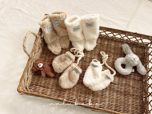 Fluffy chick gloves