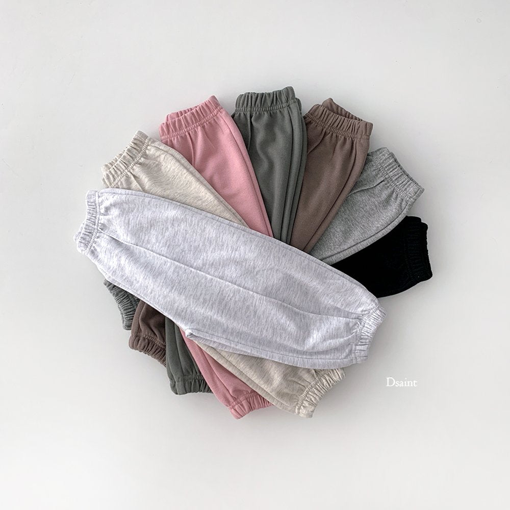 Model pintuck pants