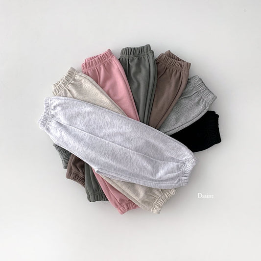 Model pintuck pants