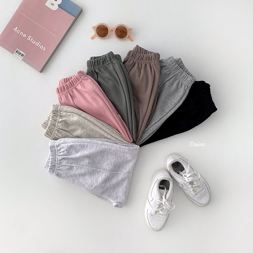 Model pintuck pants