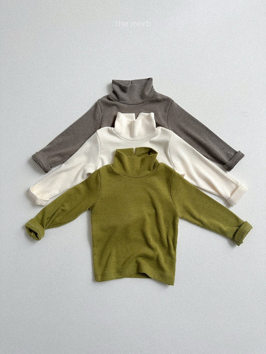 Ribbed slit turtleneck