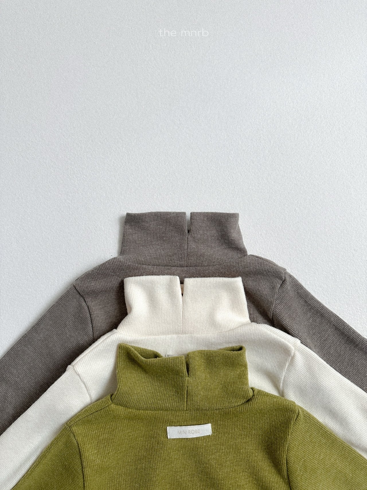 Ribbed slit turtleneck