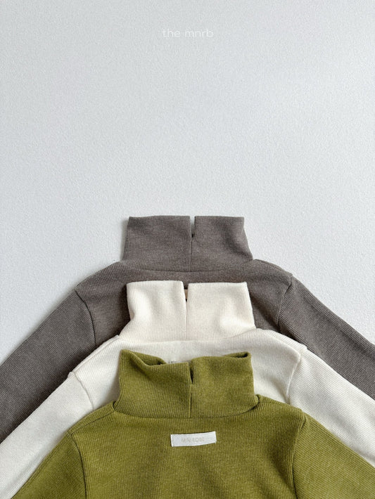 Ribbed slit turtleneck