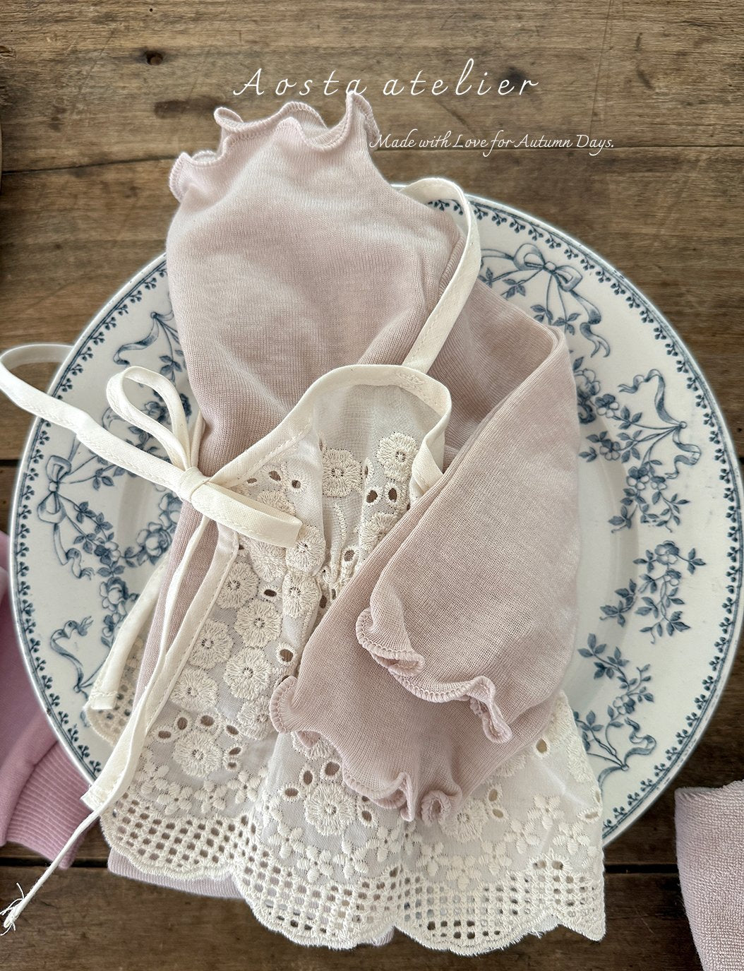 Lace ribbon vest