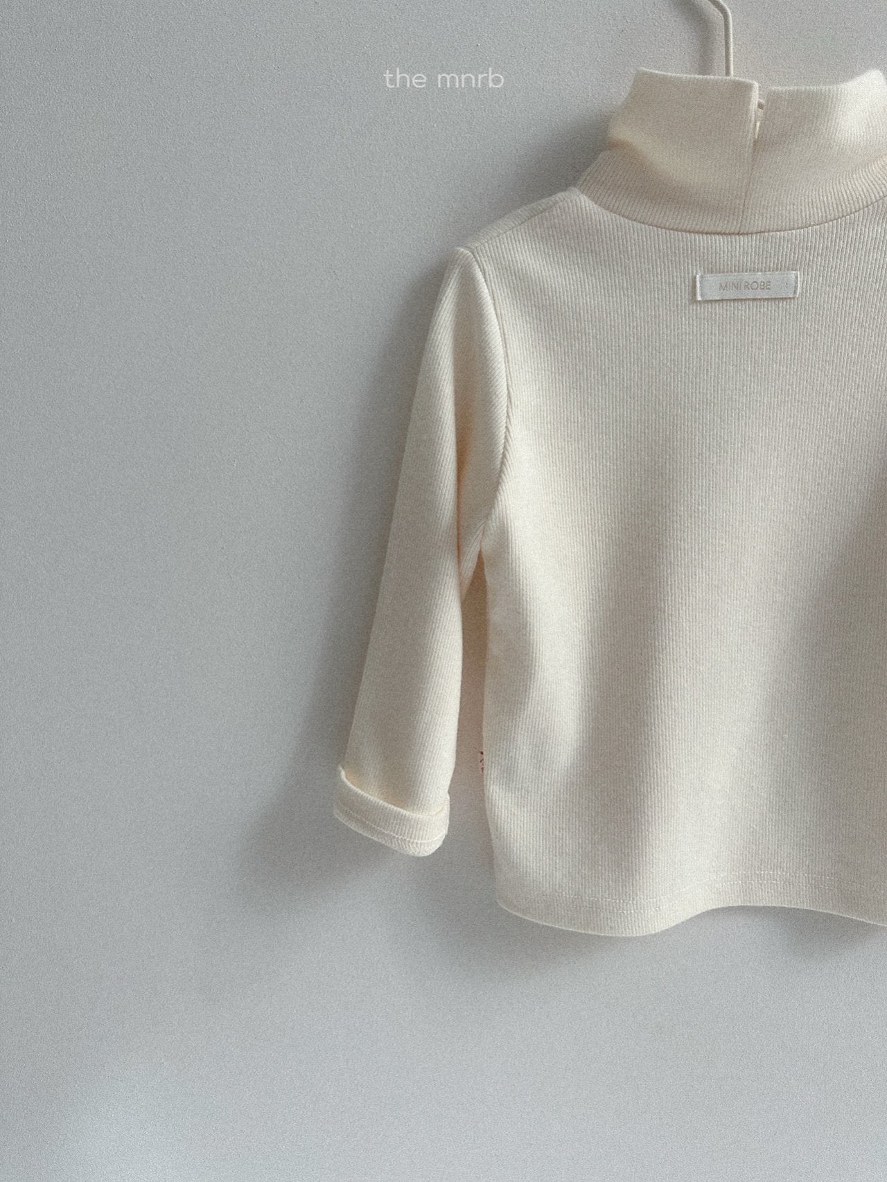 Ribbed slit turtleneck