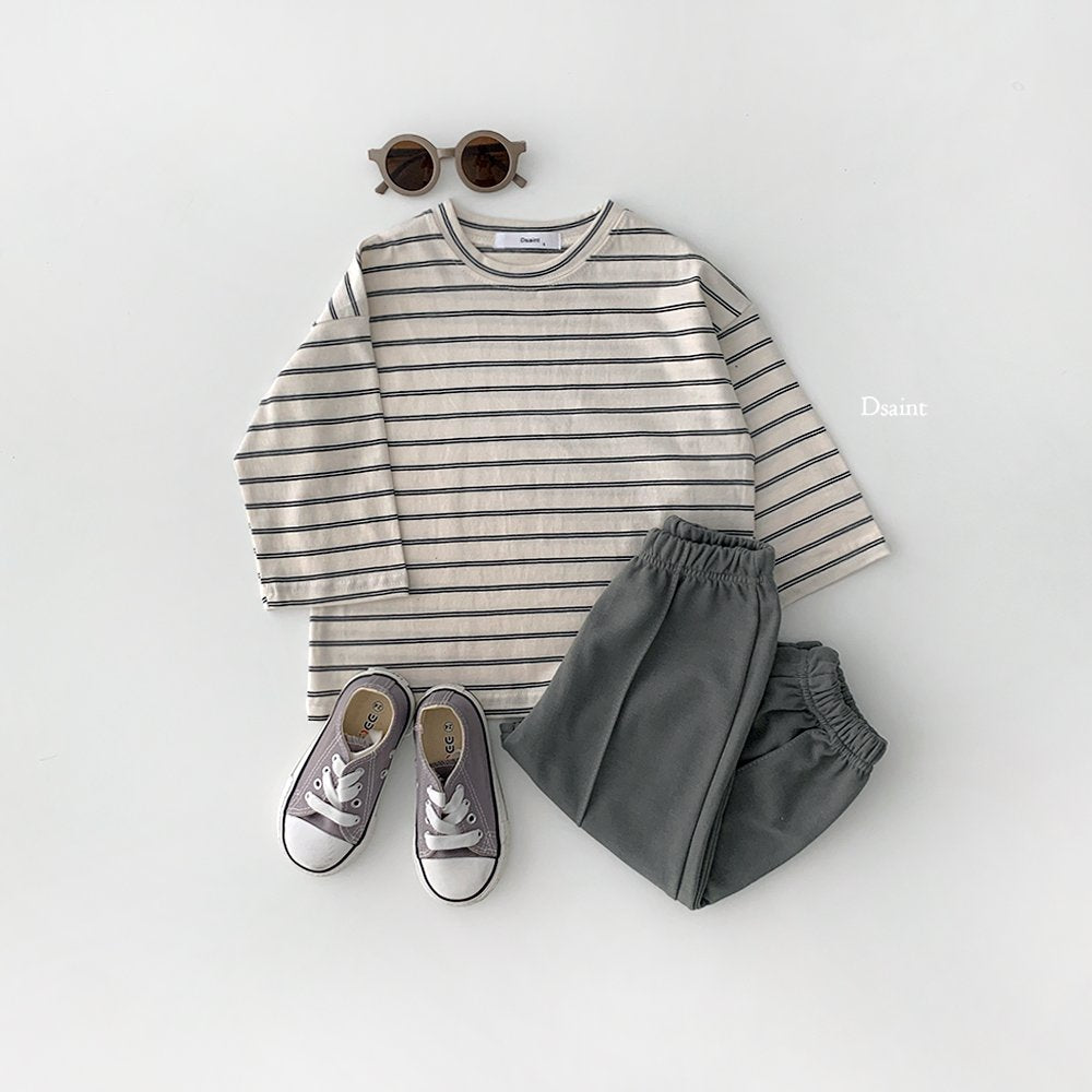 Model pintuck pants
