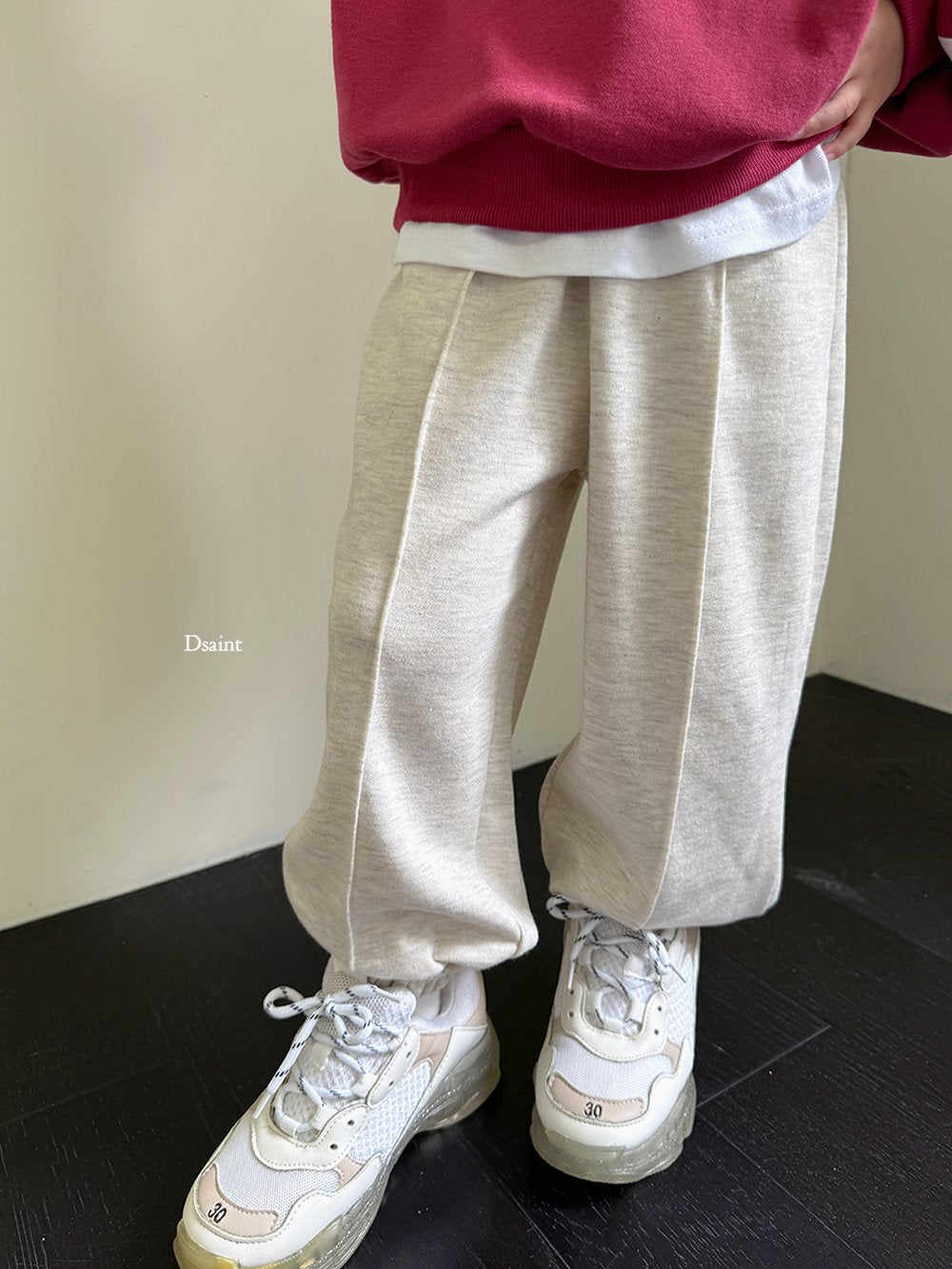 Model pintuck pants