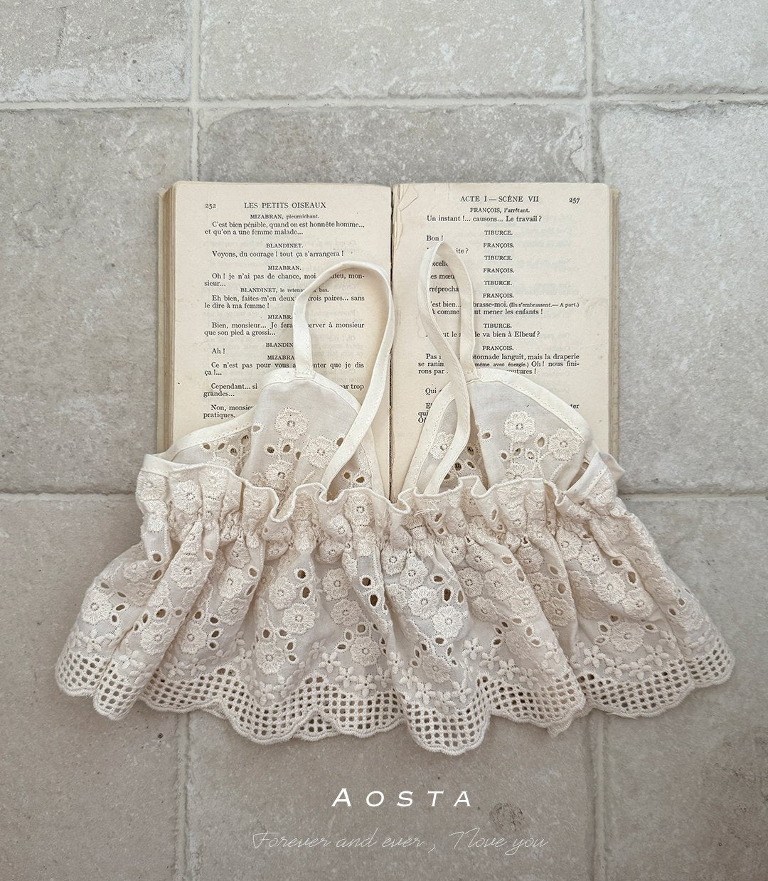 Lace ribbon vest
