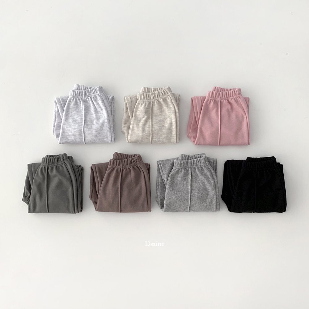 Model pintuck pants