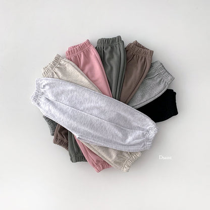 Model pintuck pants
