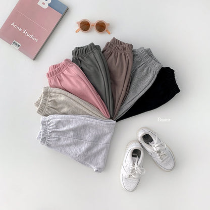 Model pintuck pants