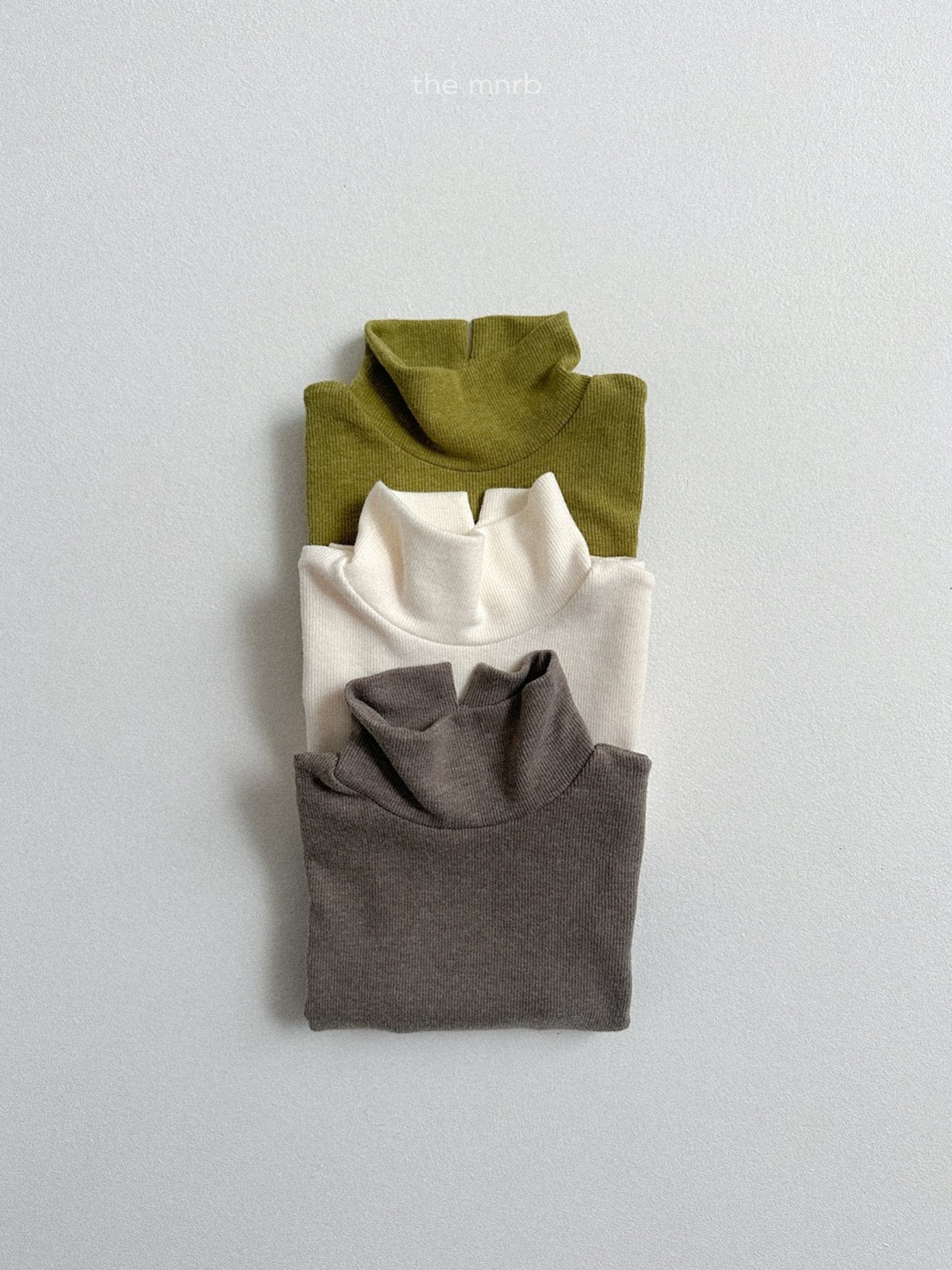 Ribbed slit turtleneck