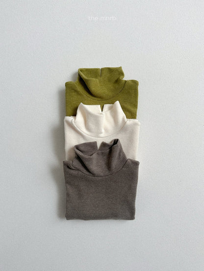 Ribbed slit turtleneck