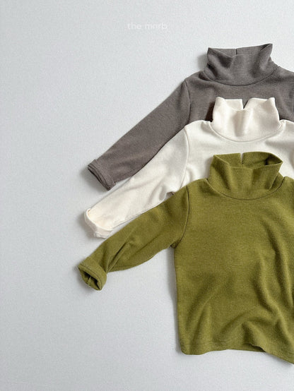 Ribbed slit turtleneck