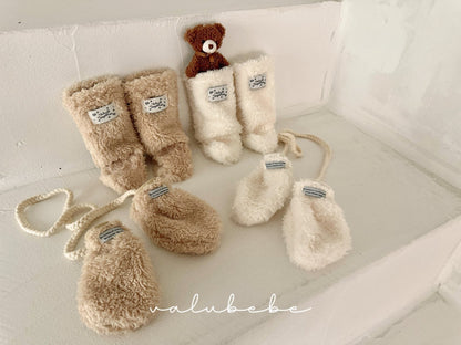 Fluffy chick gloves