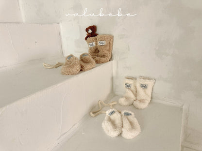 Fluffy chick gloves