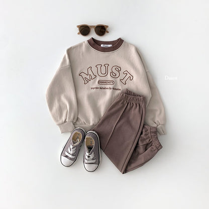 Model pintuck pants