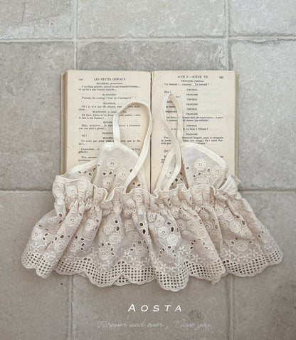 Lace ribbon vest